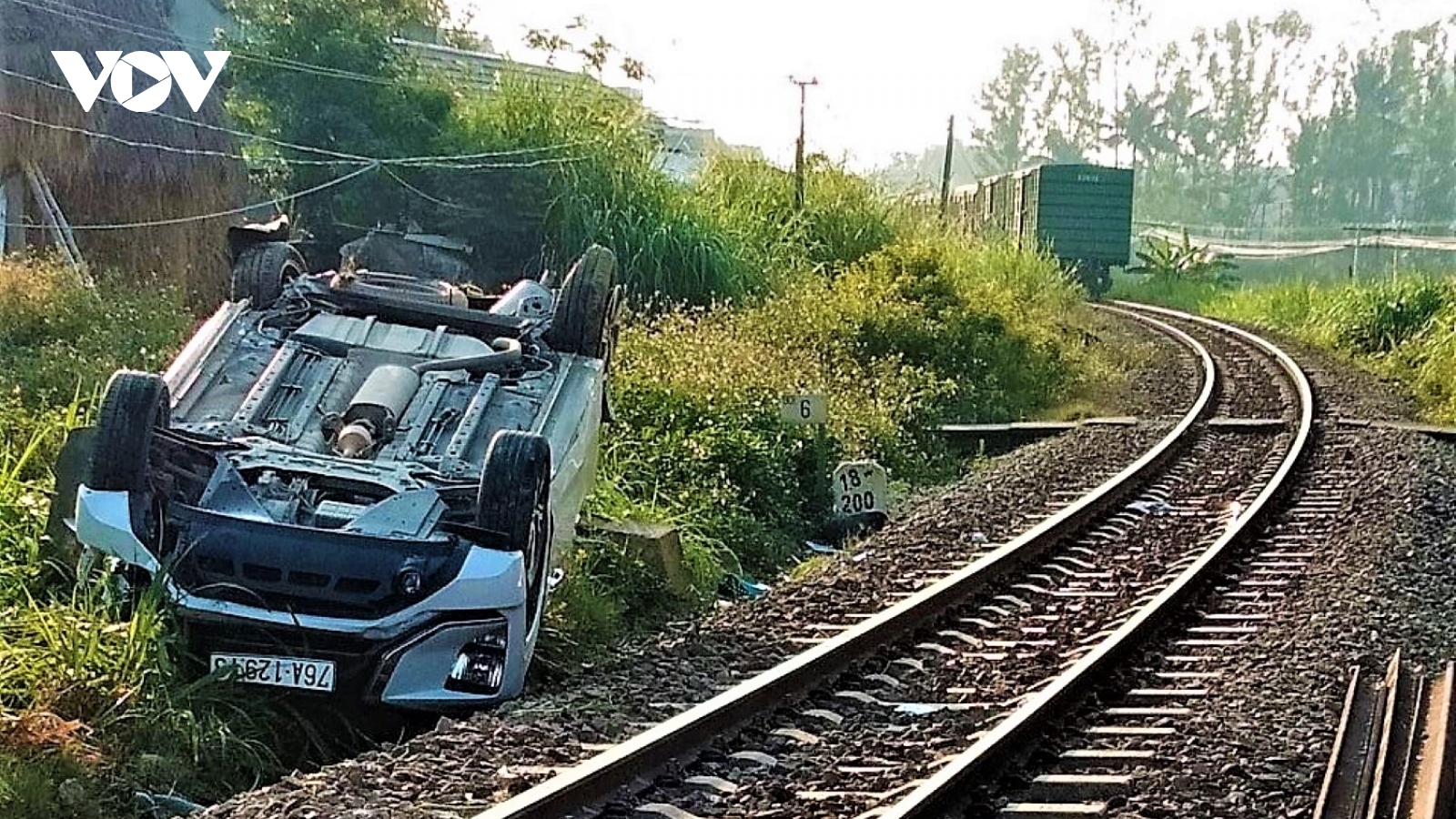 Xe 7 chỗ va chạm với tàu hỏa: 1 người chết, 2 người bị thương nặng